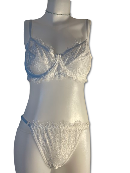 Ensemble de lingerie blanc en dentelle