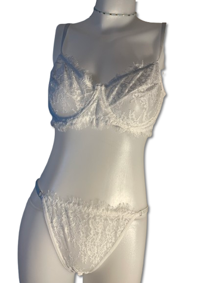 Ensemble de lingerie blanc en dentelle