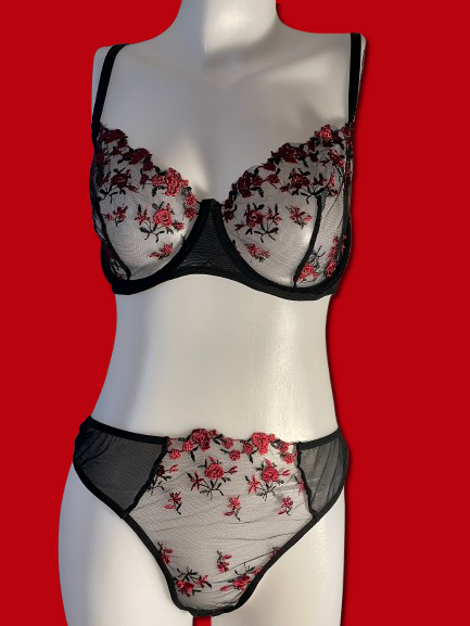 Ensemble noir fleurs rouge dentelle